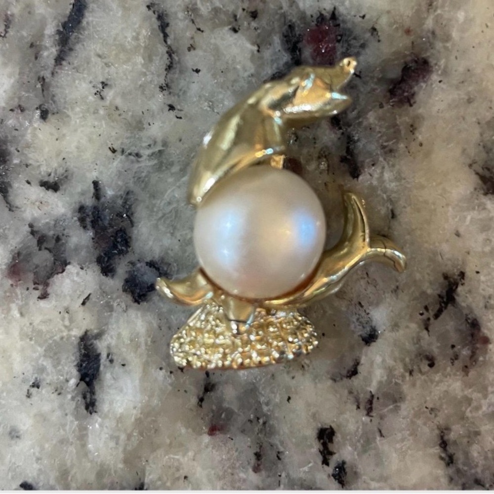 Vintage Jelly Belly Seal Brooch Pin Gold Tone with Faux Pearl